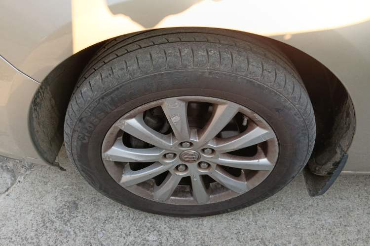 Used Buick GT 2011 GT 1.8L Automatic Fashion Edition Leather Model Left Front Wheel Hub