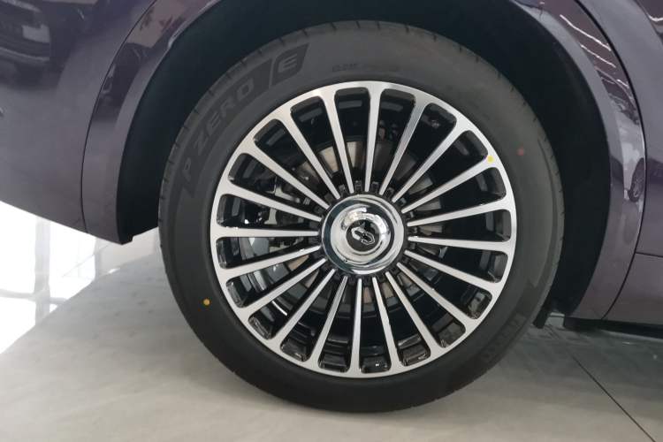 Used Hima AITO M8 2025 Model Pure Electric Max+ Five-Seat Long-Range Version Right Rear Wheel Hub