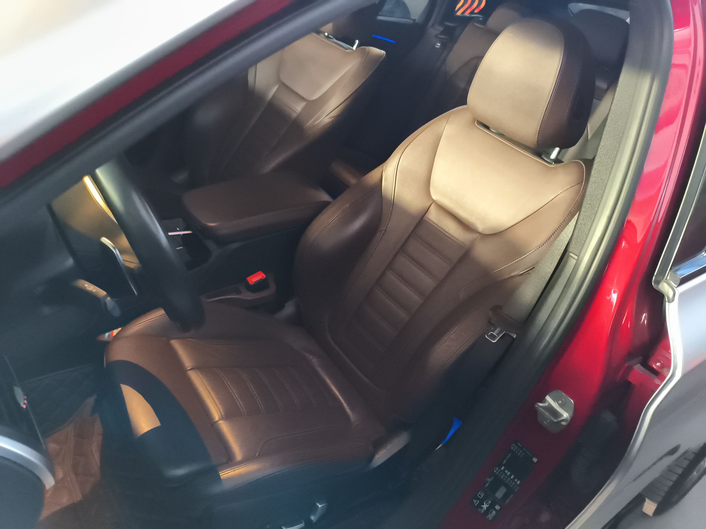 المقاعد الأمامية داخل السيارة