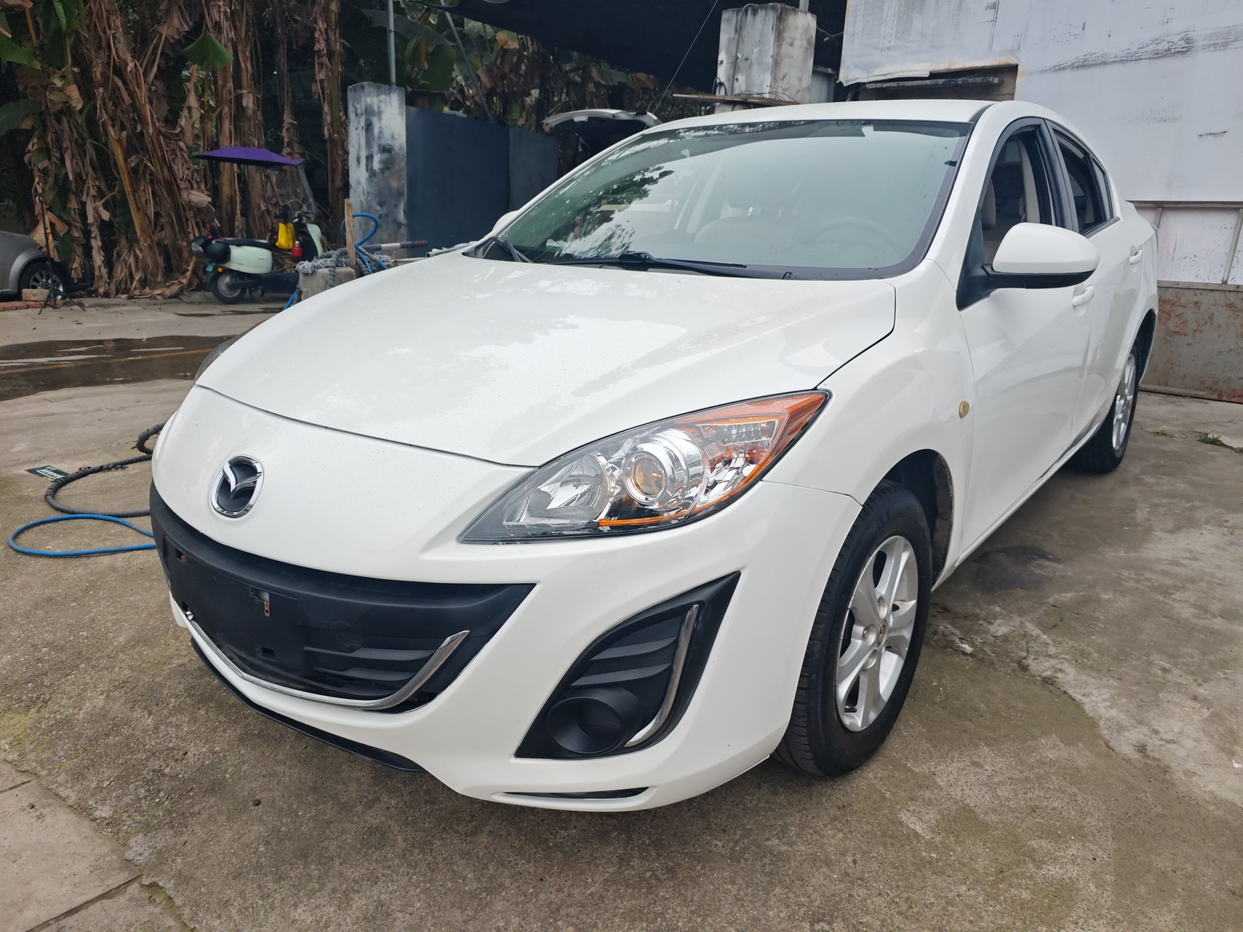 Под передней частью автомобиля