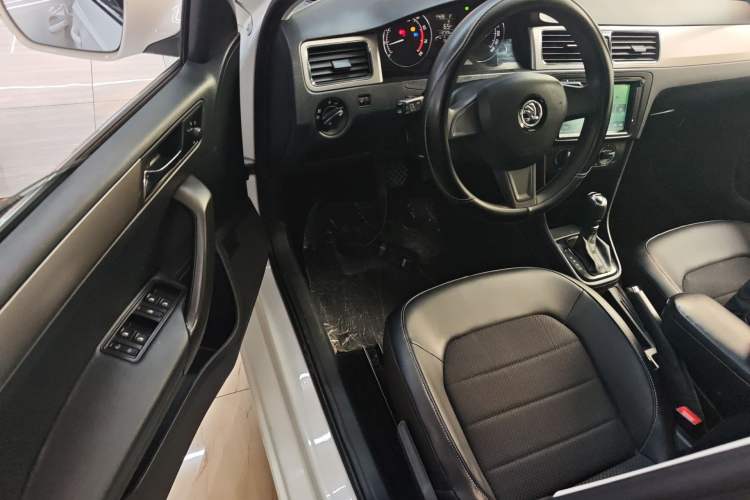 Used Skoda Rapid Spaceback 2016 Revised 1.6L Automatic Chuanxing Version
