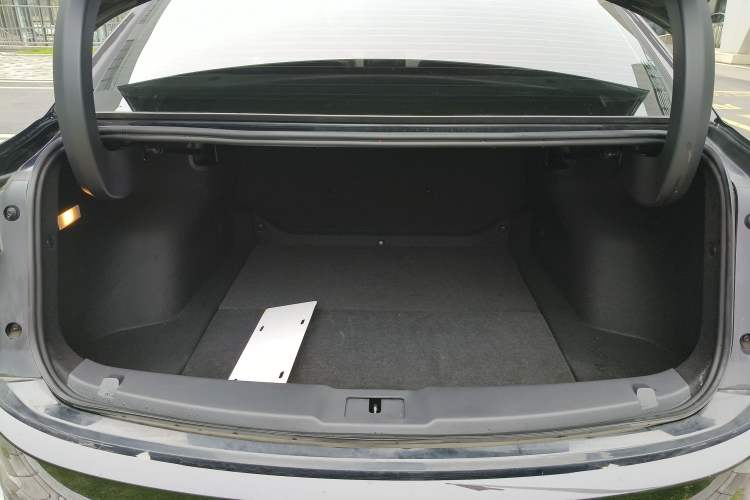 Used Hongqi E-QM5 2024 450km Range Commuter Version
