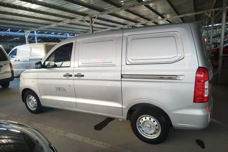 Used Wuling Hongguang V 2022 1.5L Jingqu Edition Enclosed-Window Vehicle with Electric Power Steering LAR
