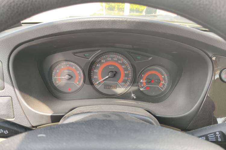 Used Soueast V3 Lingyue 2015 1.5L Manual Happiness Edition Odometer Close Up