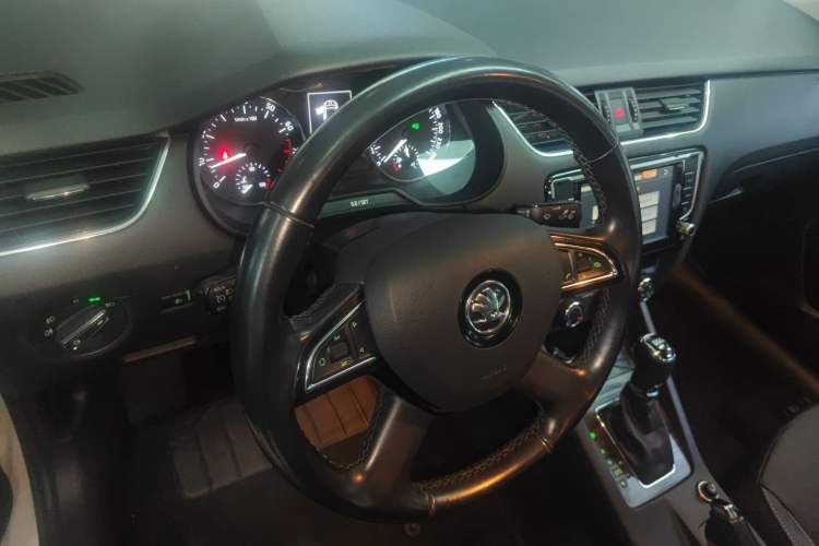 Used Skoda Octavia 2016 TSI280 DSG Smart Drive Edition Center Console