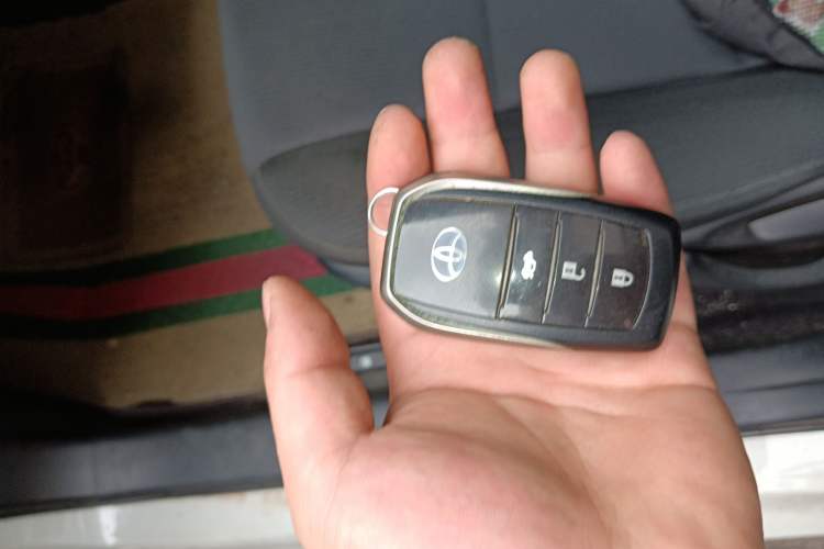 Used Toyota Levin 2017 Revised Dual-Engine 1.8H GS E-CVT Elite Sunroof Version China V Standard Vehicle Key