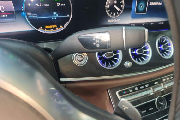 Ojetý Mercedes-Benz E-Class 2020 Facelift E 260 Sport Edition
