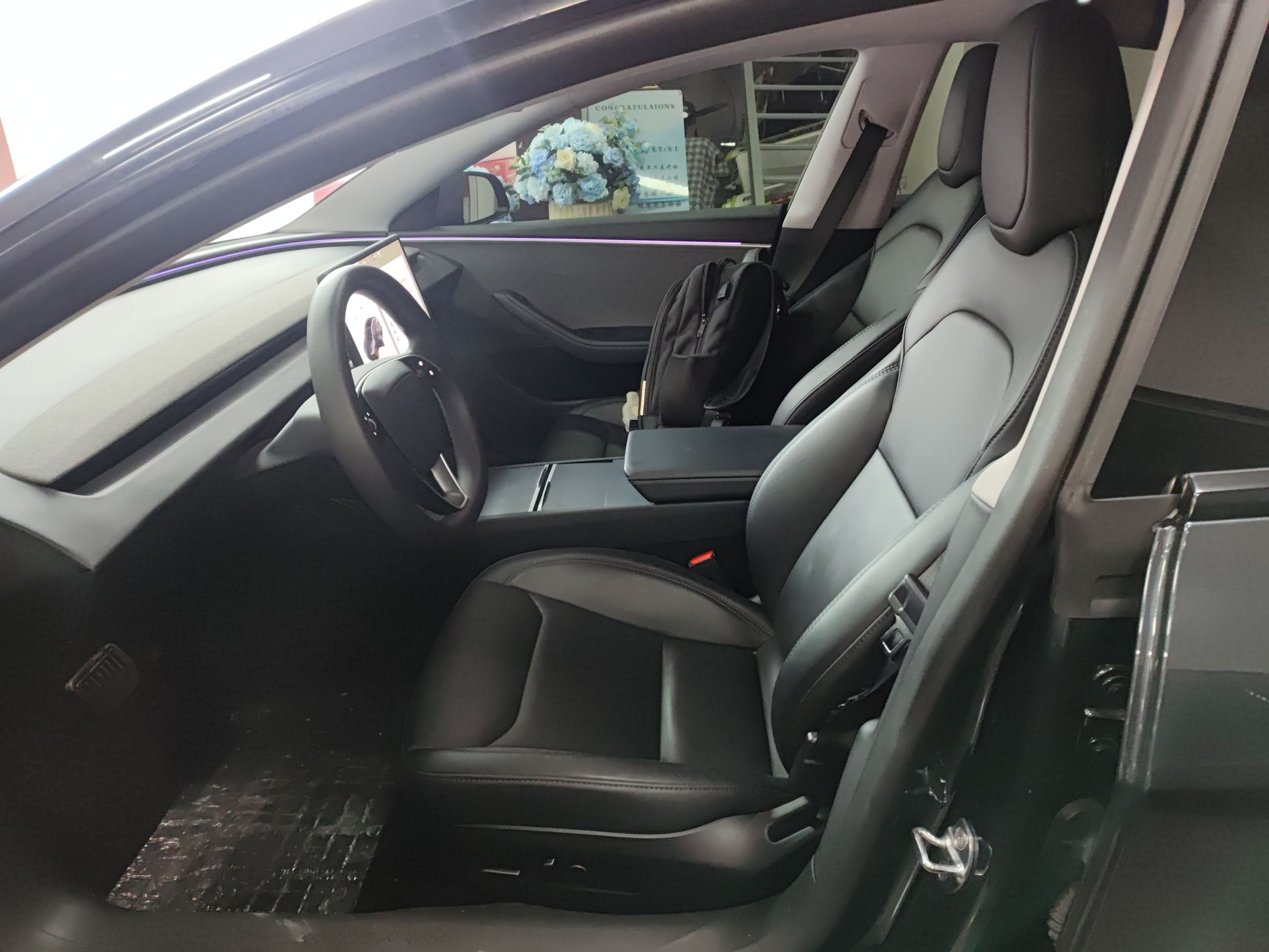 المقاعد الأمامية داخل السيارة