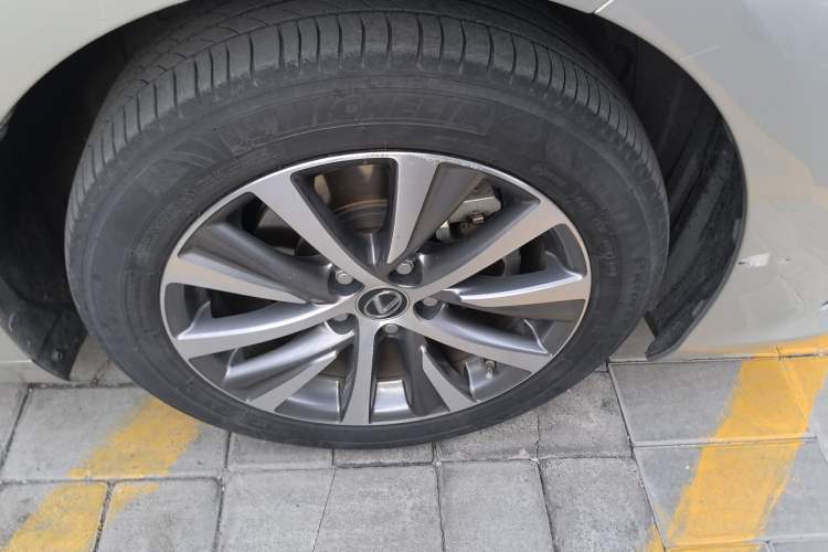 Used Lexus ES 2020 300h Premier Edition Right Front Wheel Hub