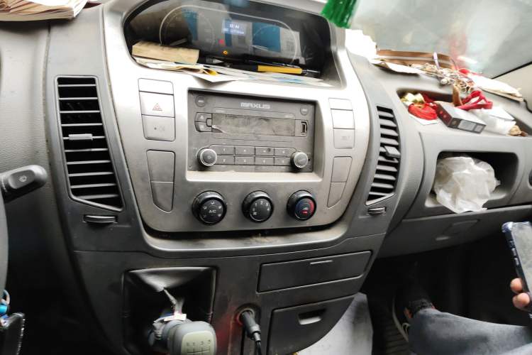 Used SAIC MAXUS Xintu V80 2016 2.5T AMT Aoyuntong National V Short Wheelbase Low-Roof 6-Seater