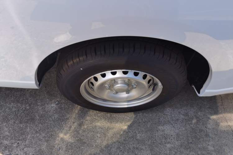 Used Wuling Yangguang 2024 300KM Comfort Version Passenger Van 75kW