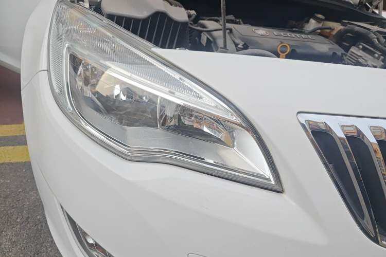 Used Buick GT 2014 XT 1.6L Automatic Comfort Edition Right Front Headlight