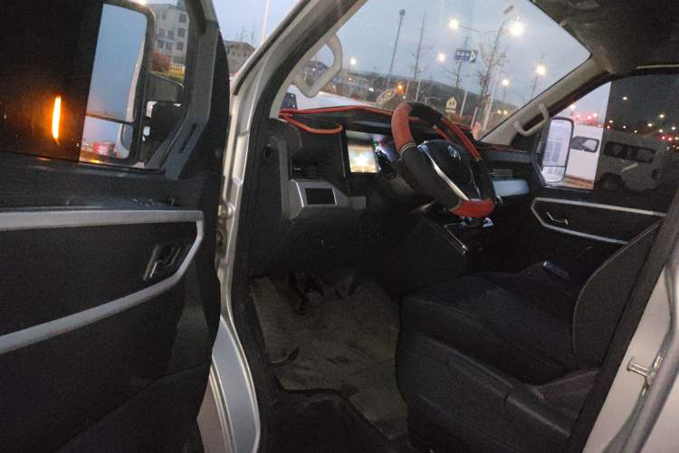 Used Dongfeng Yufeng 2023 V9+ 2.3T Manual Rear-Drive Cargo Van with Dual Rear Tires 3-Seater

