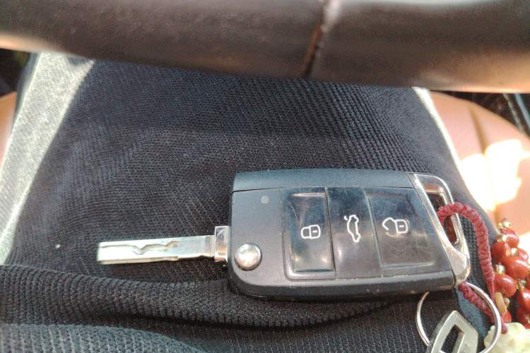 Used Volkswagen T-ROC 2019 230TSI DSG Two-Wheel-Drive Advanced Version China VI Standard Vehicle Key