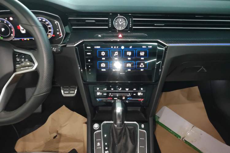 Used Volkswagen Magotan 2023 2 Million Units Commemorative Edition 330TSI DSG Luxury Version Audio And AC Panel