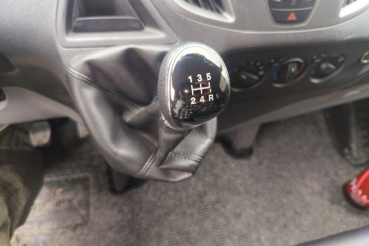 Used Ford Transit 2017 2.0T Diesel Multi-Purpose Commercial Vehicle Short Wheelbase Low Roof China V Standard