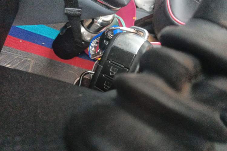 Used Dongfeng Yufeng 2021 2.0T Power King Front-Drive Logistics Vehicle Long Wheelbase Mid-Roof Design 6–9 Seats China VI Emission Standard ZD20
