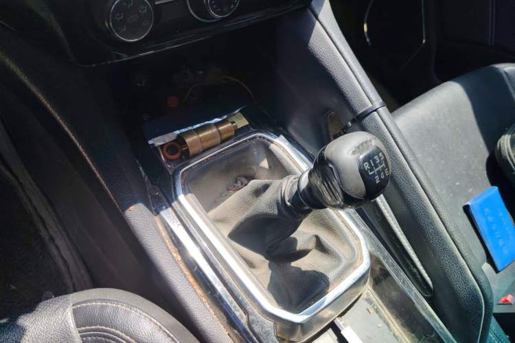 Used JMC Yusheng S350 2017 2.0T Manual Two-Wheel Drive Diesel Luxury Edition 5 Seats
