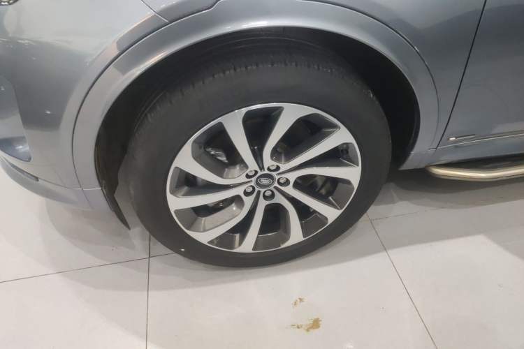 Used Land Rover Discovery Sport 2022 249 PS R-Dynamic S Performance Edition 5 Seats Left Front Wheel Hub