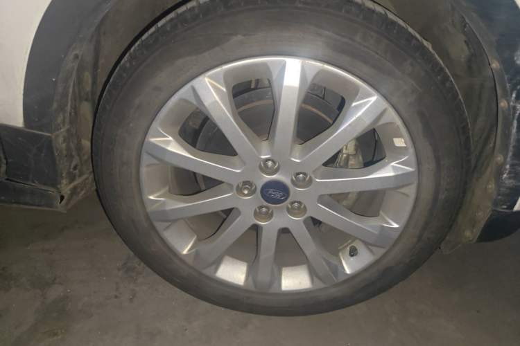 Used Ford Kuga 2013 1.6L GTDi Two-Wheel-Drive Trend Model Right Front Wheel Hub