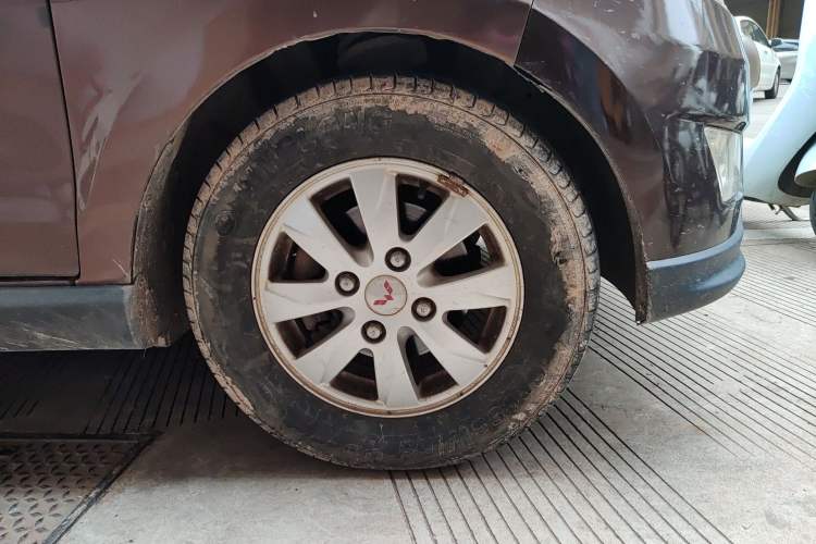 Used Wuling Hongguang 2014 1.5L S Comfort Model Right Front Wheel Hub