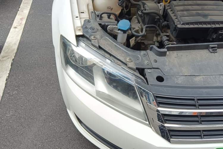 Used Volkswagen Gran Lavida 2013 1.6L Automatic Fashion Model Right Front Headlight