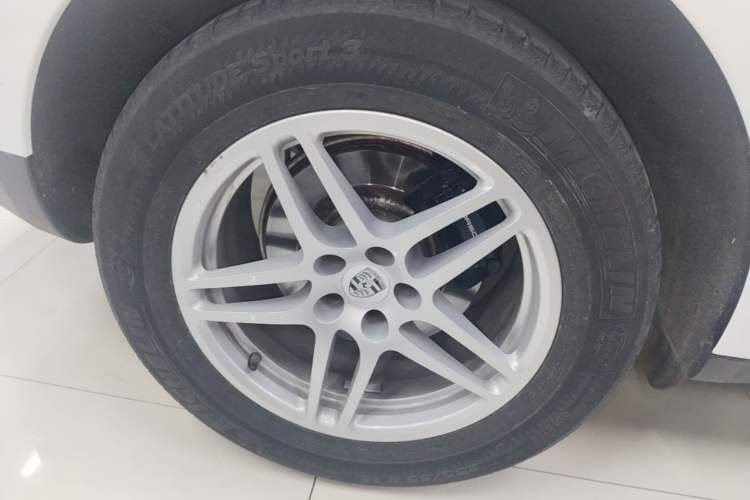 Used Porsche Macan 2018 Macan 2.0T Right Rear Wheel Hub