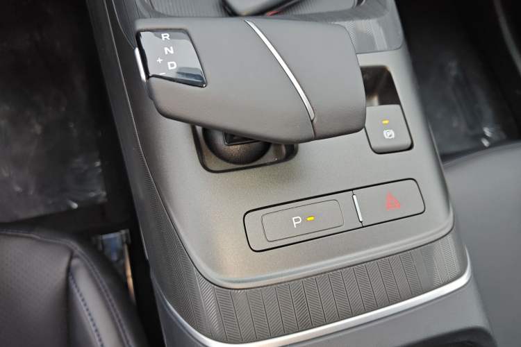 Used CHANGAN Eado 2025 Blue Whale 1.5T 500Bar Prestige Model Gear Lever