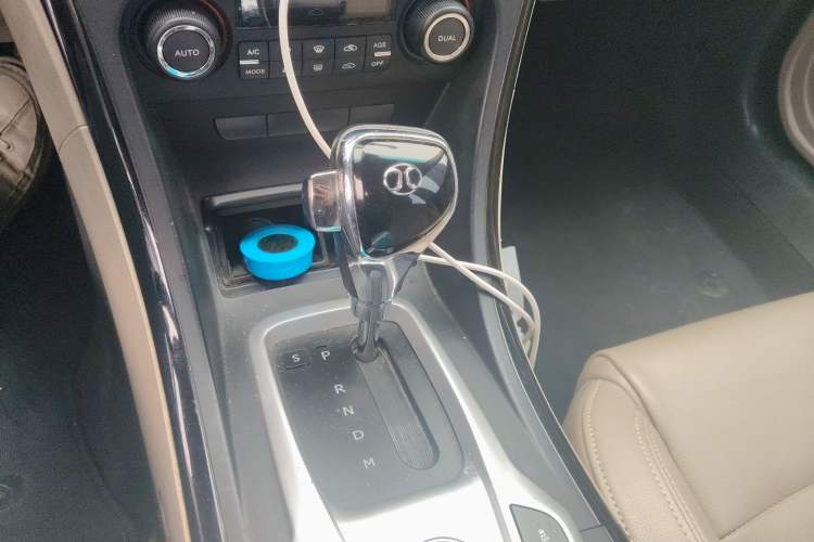 Used BAIC Senova D70 2013 2.0T Elite Edition Gear Lever