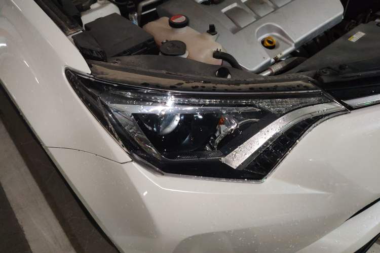 Used Toyota RAV4 2016 2.0L CVT Two-Wheel Drive Fashion Edition China V Standard Right Front Headlight