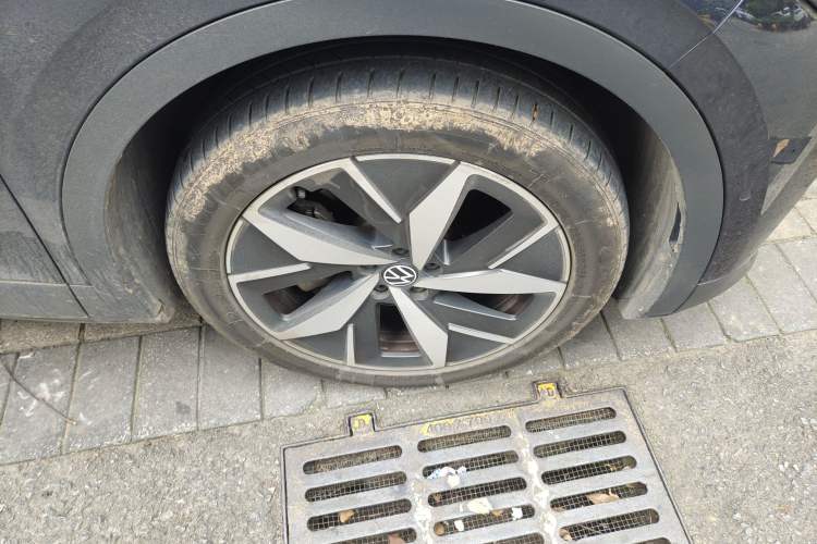 Used Volkswagen ID.4 CROZZ 2022 Long-Range Lite PRO Edition Right Front Wheel Hub