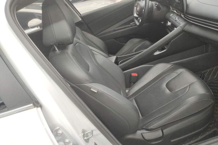 Used Hyundai Elantra 2023 1.5L CVT LUX Prestige Edition