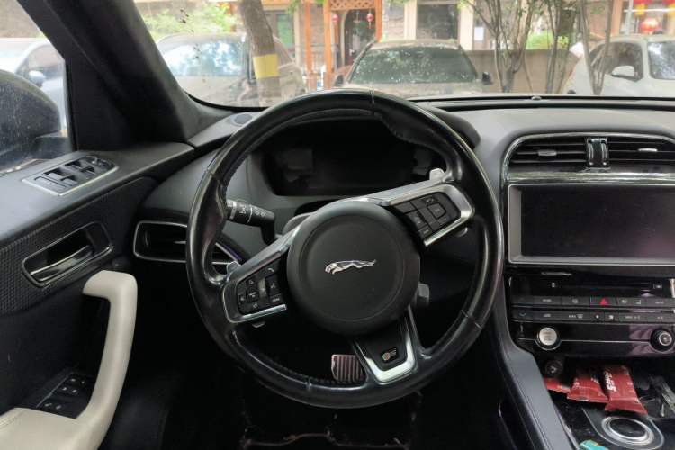 Used Jaguar F-PACE 2016 3.0 SC Four-Wheel Drive S High-Performance First-Edition Limited Model

