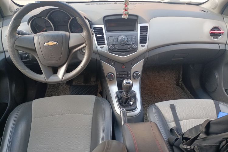 Used Chevrolet Cruze 2013 1.6L SL MT Center Console