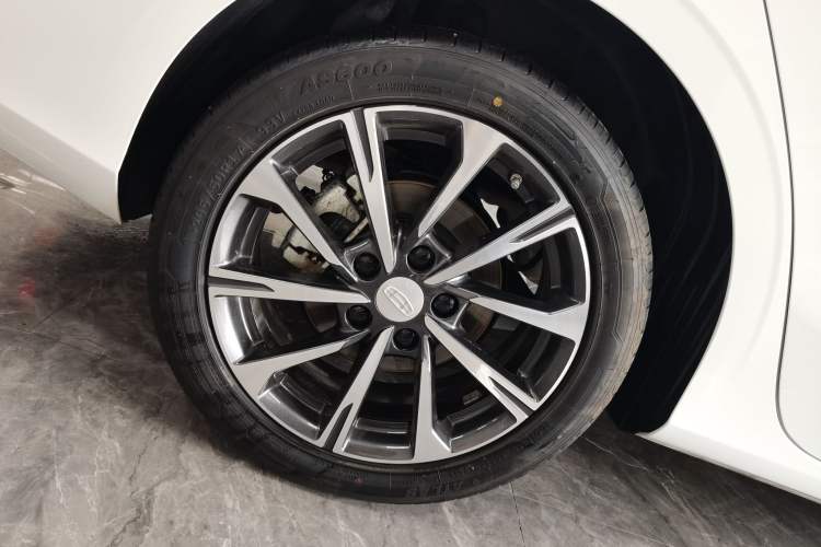 Used Geely Auto Emgrand 2025 4th Generation 1.5L CVT Luxury Version Right Rear Wheel Hub