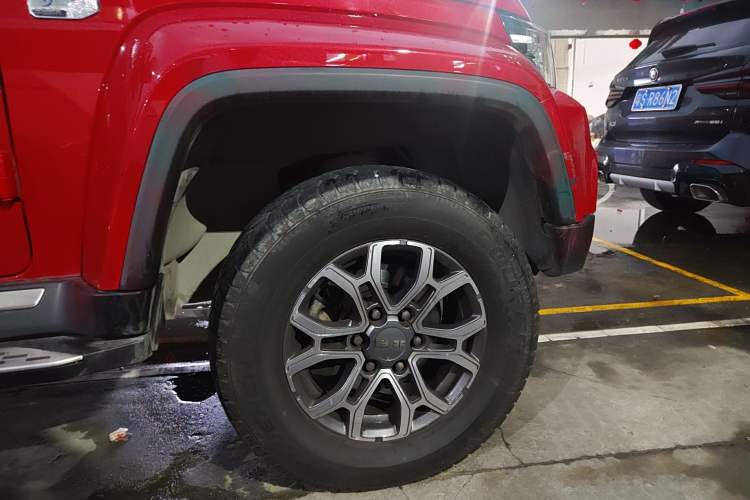 Used BAIC Off-Road BJ40 2022 2.0T Automatic Four-Wheel Drive Ring of the Tower Champion Edition Right Front Wheel Hub