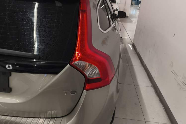 Used Volvo V60 2015 T5 Zhiya Edition

