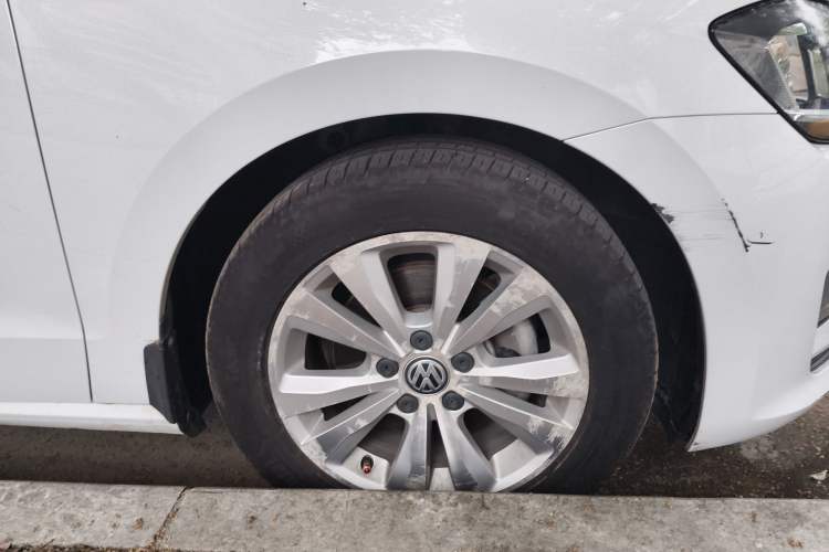 Used Volkswagen Golf Sportsvan 2016 230TSI Automatic Trend Edition Right Front Wheel Hub