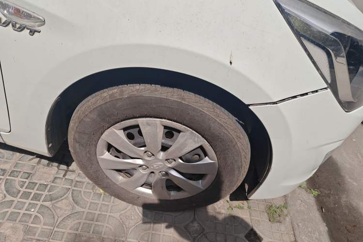 Used Hyundai Verna (older generation) 2014 1.4L Manual Smart GLS Trim Right Front Wheel Hub