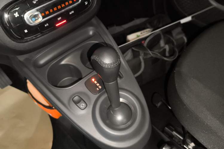 Used smart fortwo 2015 1.0L 52 kW hardtop Dynamic version