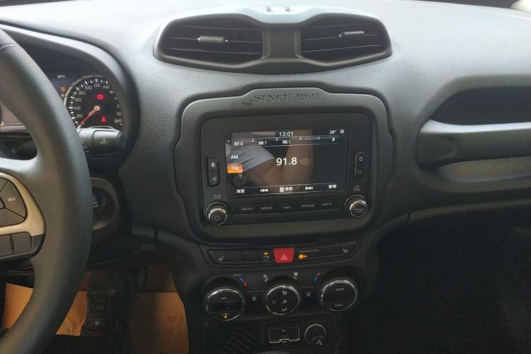 Used Jeep Renegade 2016 1.4T Automatic Smart Edition Audio And AC Panel