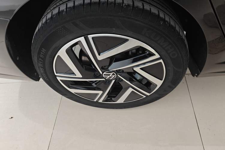 Used Volkswagen Sagitar 2023 300TSI DSG Excellence Edition Right Rear Wheel Hub