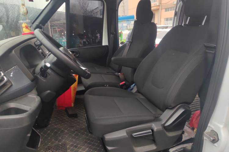 Used JMC Fushun 2025 2.0T 6MT Diesel Short-Wheelbase Low-Roof Commercial Multi-Purpose Passenger Vehicle with 5/6 Seats and Twin-Swing Tailgate