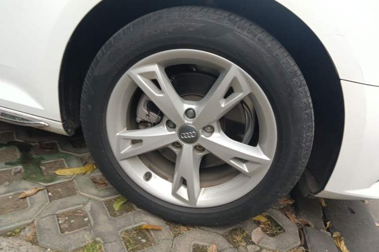 Used Audi A4L 2018 30th Anniversary Edition 30 TFSI Ambition Model Right Front Wheel Hub