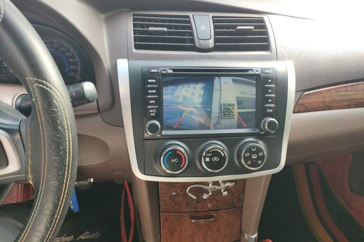 Used Zotye Z300 2016 New Vision 1.5L Manual Entry-Level Model with Sunroof
