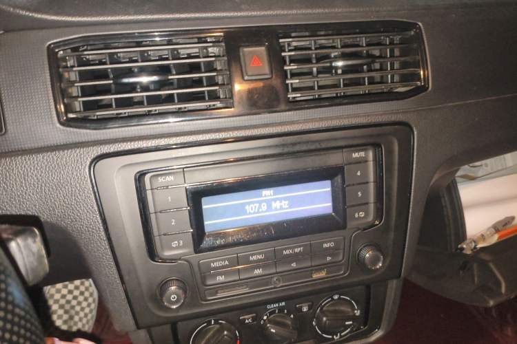 Used Volkswagen Santana 2018 1.5L Manual Fashion Edition Audio And AC Panel