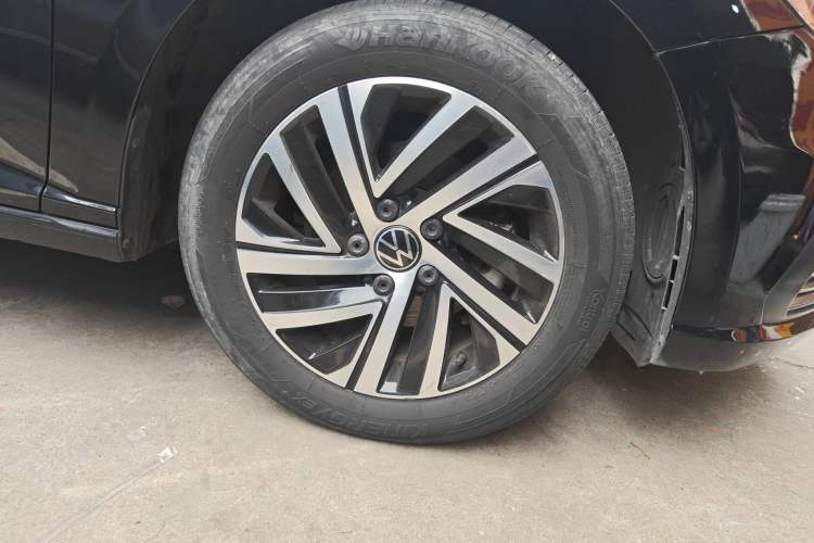 Used Volkswagen Lavida 2022 1.5L Automatic Comfort Edition Right Front Wheel Hub