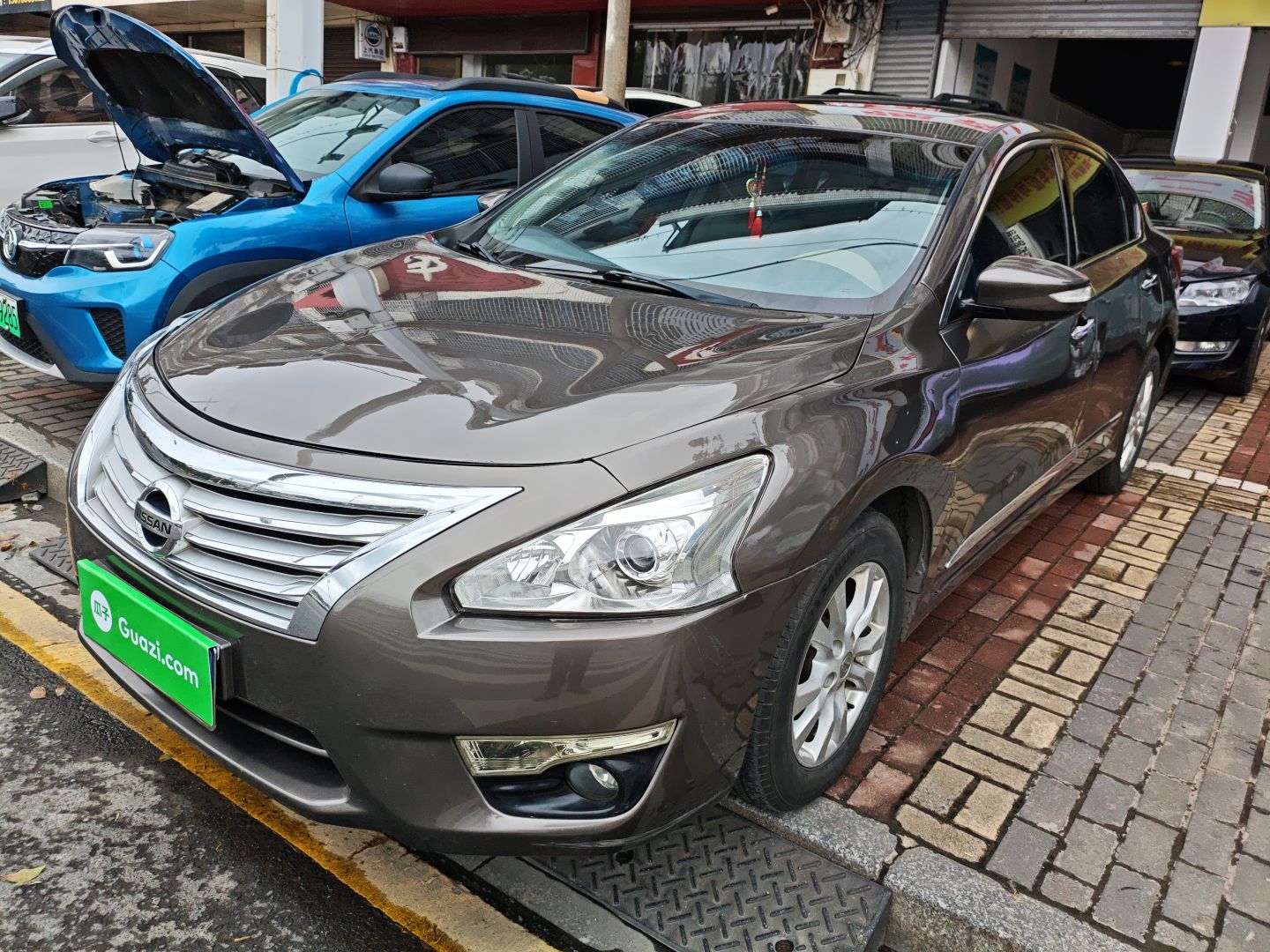 تحت مقدمة السيارة