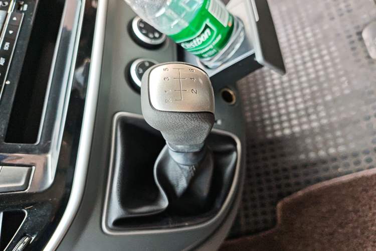 Used SAIC MAXUS Xintu V80 2018 2.5T 6-Speed Manual Aowentong Long-Wheelbase Mid-Roof 7/10-Seater