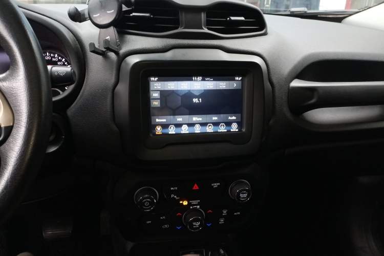 Used Jeep Renegade 2018 Connected Large Screen Version 180T Automatic Smart Version
